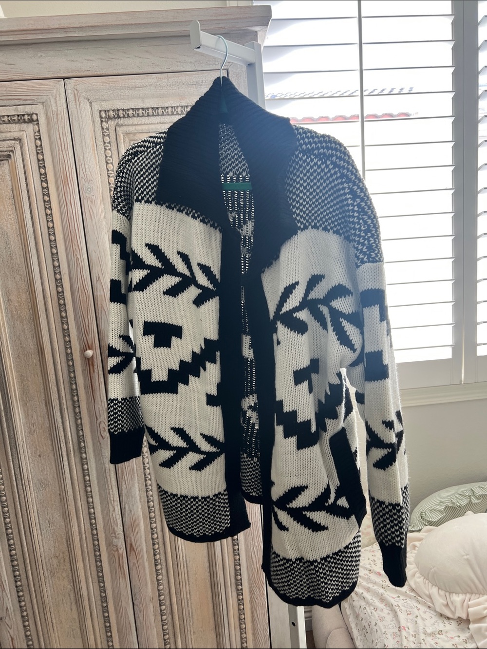 Commense Black and White Geometric Knit Cardigan